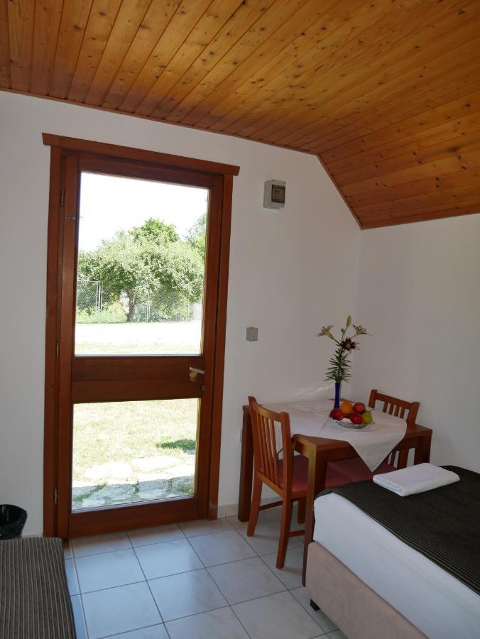 Bungalows Korana - Campsite Korana Селище Дрезницко Екстериор снимка