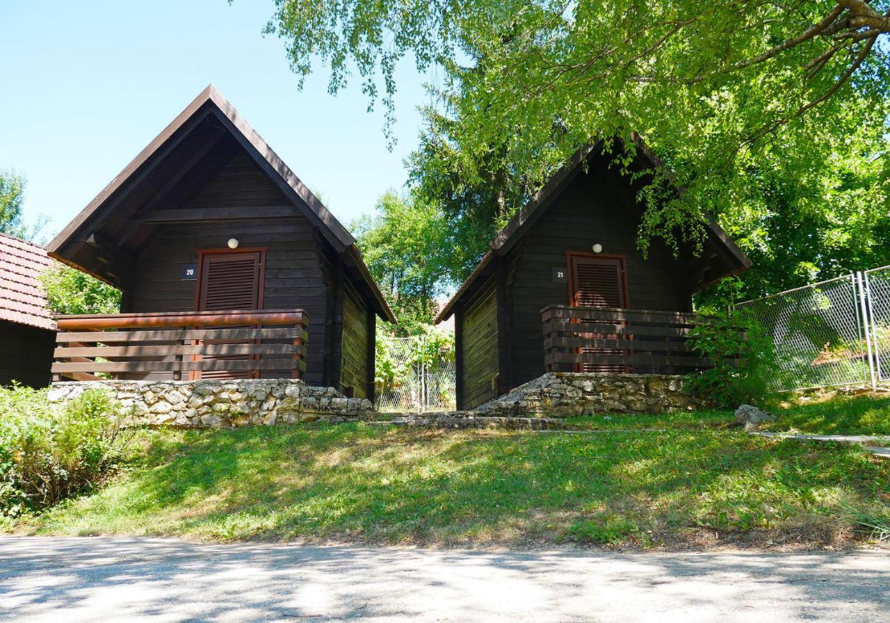 Bungalows Korana - Campsite Korana Селище Дрезницко Екстериор снимка