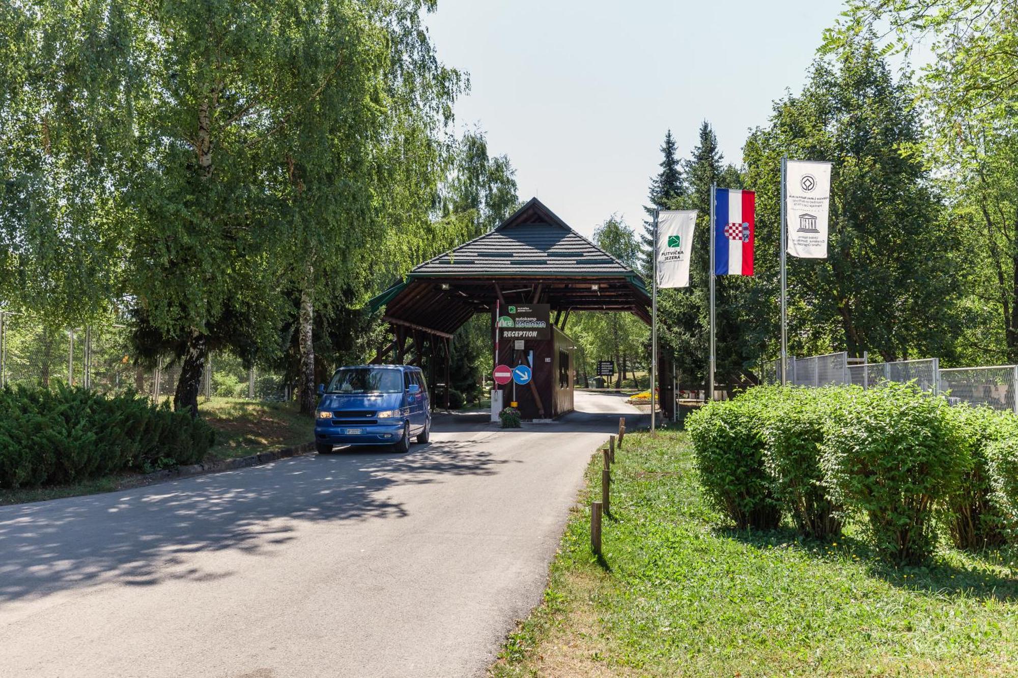 Bungalows Korana - Campsite Korana Селище Дрезницко Екстериор снимка